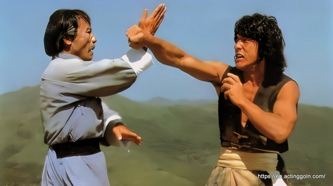 10. He Washes His Own Plates at Restaurants!Jackie is incredibly humble. He often washes his own dishes after eating at restaurants. When asked why, he replied, “I see myself as a normal person, no matter where I am. Washing dishes brings peace.”